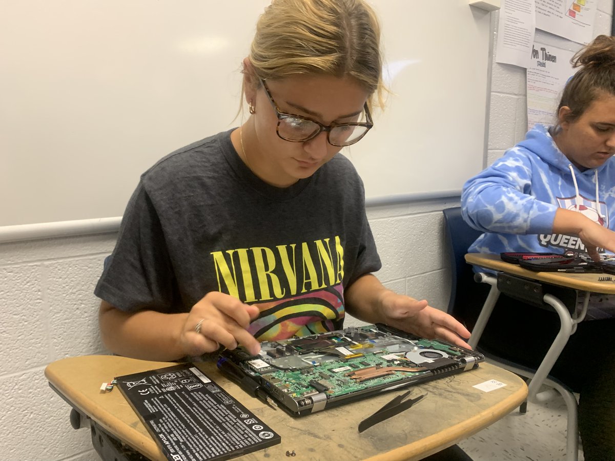 WarrenCoSchools's tweet photo. Congratulations to our @WEHSRaiders who received their Acer certification! This program offers students
an opportunity to learn to repair select Acer computers. #PreschooltoProfession (1/2) https://t.co/t1EiMXpg54