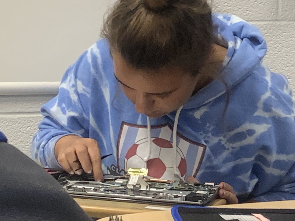 WarrenCoSchools's tweet photo. Congratulations to our @WEHSRaiders who received their Acer certification! This program offers students
an opportunity to learn to repair select Acer computers. #PreschooltoProfession (1/2) https://t.co/t1EiMXpg54