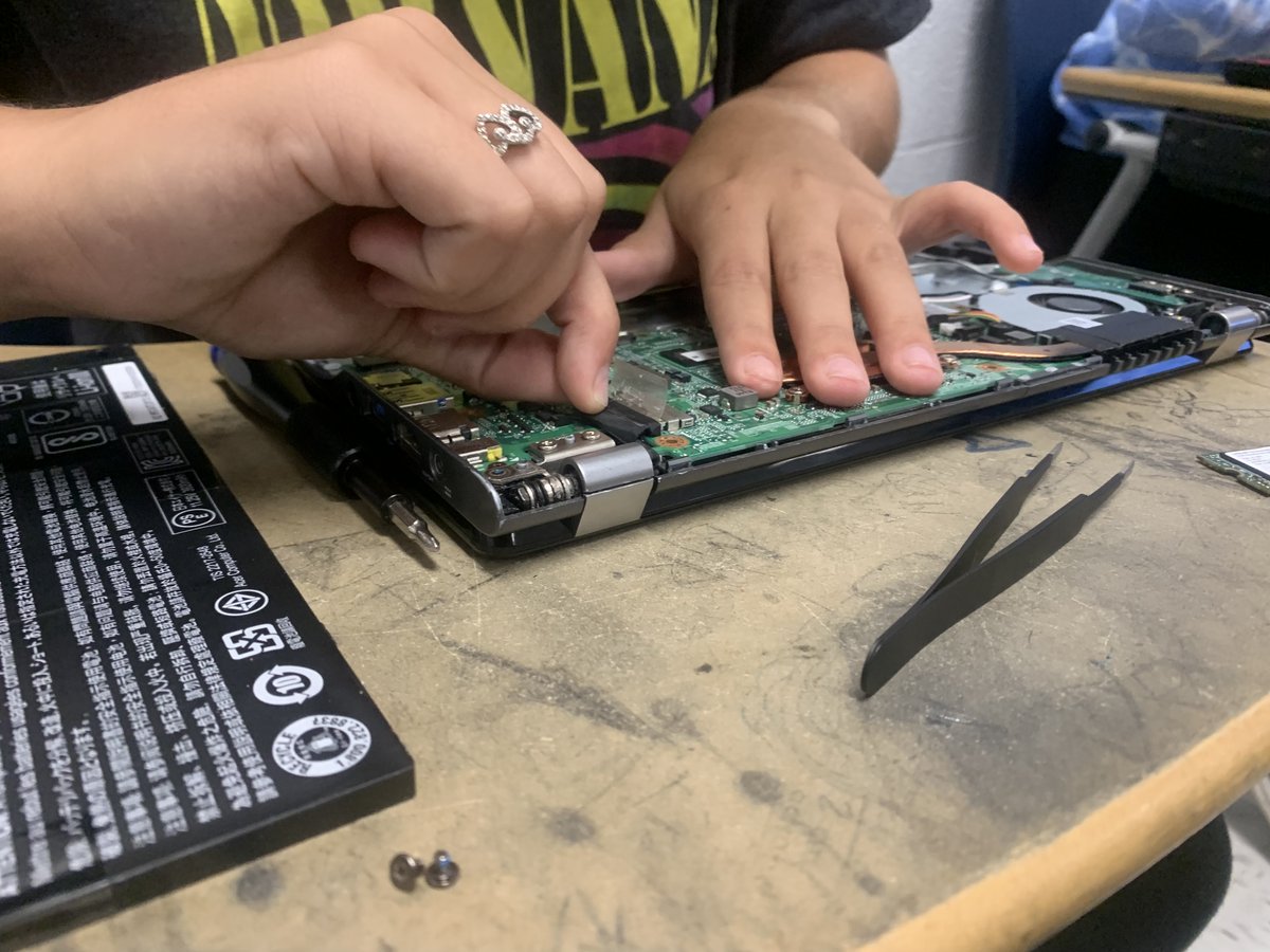 WarrenCoSchools's tweet photo. Congratulations to our @WEHSRaiders who received their Acer certification! This program offers students
an opportunity to learn to repair select Acer computers. #PreschooltoProfession (1/2) https://t.co/t1EiMXpg54