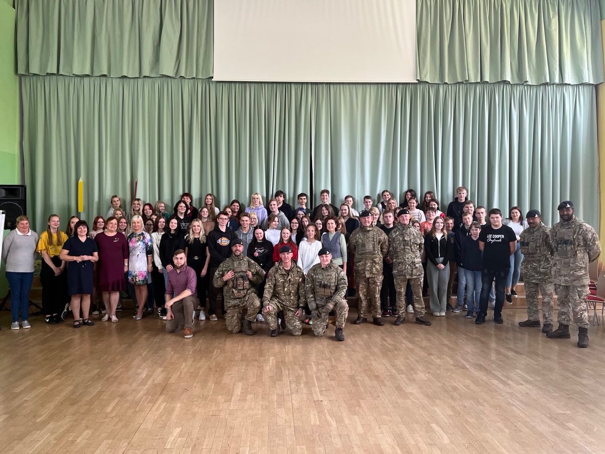 CO_2RIFLES's tweet photo. Riflemen deployed on #OKAS2022 have been building defensive positions as part of their support to the 🇪🇪 2nd Bde. Patrols have also been getting to know the locals who have welcomed them to the community. @Kaitsevagi https://t.co/NUoYo5fTRN