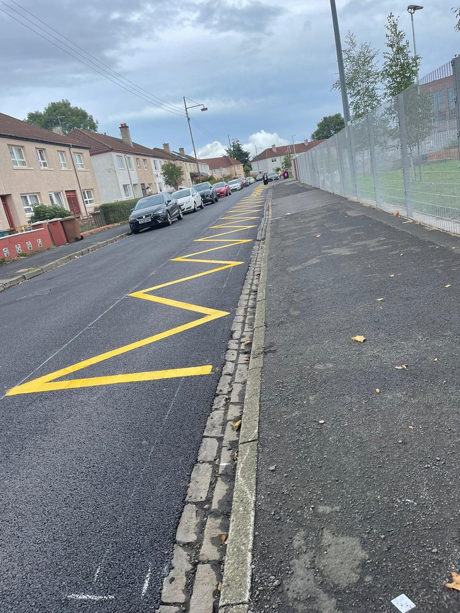 ClydeParentCncl's tweet photo. SCHOOL KEEP CLEAR 🤔 We're sure even the P1s @ClydePrimary @StBrendansYoker will understand the message on the YELLOW ZIG ZAGS around the campus. We ask both schools, all classes and our followers to RT this message and help us keep our kids safe #think #roadsafety #campus ❤️💙 https://t.co/JkBMnjrOXY