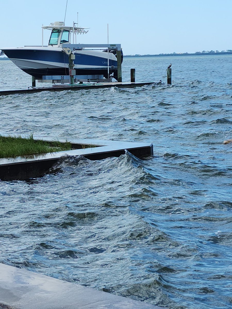PaulFox13's tweet photo. Two days ago on left. Today on right. 📷 Lori Walston in Dunedin #negativetide #IanHurricane https://t.co/pQPtKMscqW