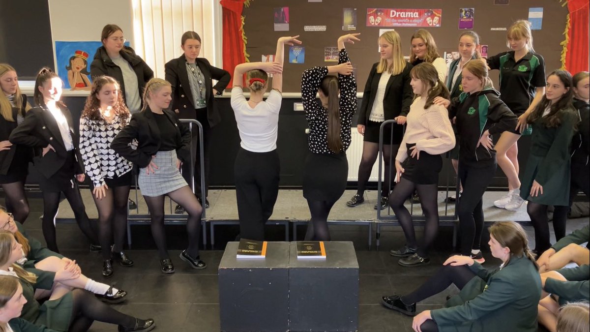 DramaUptonFCJ1's tweet photo. What a fabulous rehearsal! Well done everyone! ๐ญ๐คฉ๐ค#schoolproduction #chicago #teenedition #dualcast #AllThatJazz #openingnumber #skidoo #hotcha #whooppee โจ https://t.co/iogMwE6O53