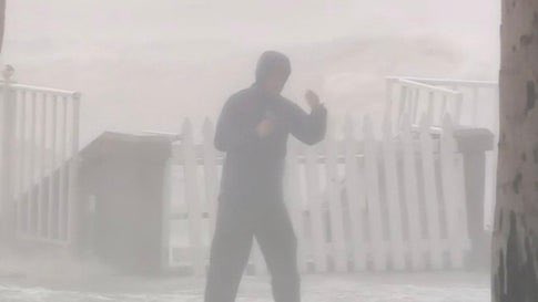 storm_protec's tweet photo. Mike Seidel Is In The Eyewall Of Hurricane Ian In Ft. Myers

From The Weather Channel iPhone App https://t.co/44Cu9xnNj6 https://t.co/w43jkt6Dft