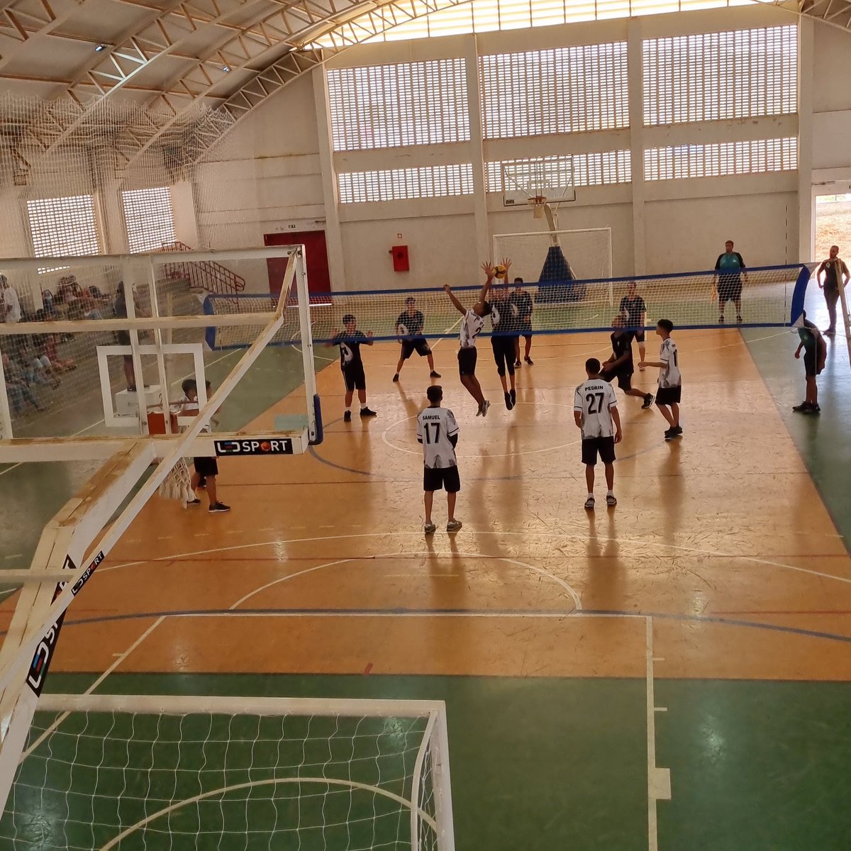 IFBnoticias's tweet photo. ACABOU mais um jogo de vôlei masculino no #JIFB. O combate foi entre Taguatinga e Gama.
O placar final ficou Taguatinga 1 x 2 Gama https://t.co/iqKE0OzR13