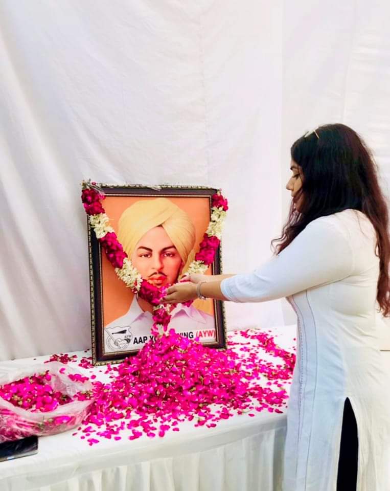 AnushaSingh50's tweet photo. जो भी व्यक्ति विकास के लिए खड़ा है,
उसे हर एक रुढ़िवादी चीज की आलोचना करनी होगी,
उसमें अविश्वास करना होगा, तथा उसे चुनौती देनी होगी।।
– भगत सिंह
#BaghatSingh #BHAGATSINGHBIRTHDAY https://t.co/WUXOHRlmSD