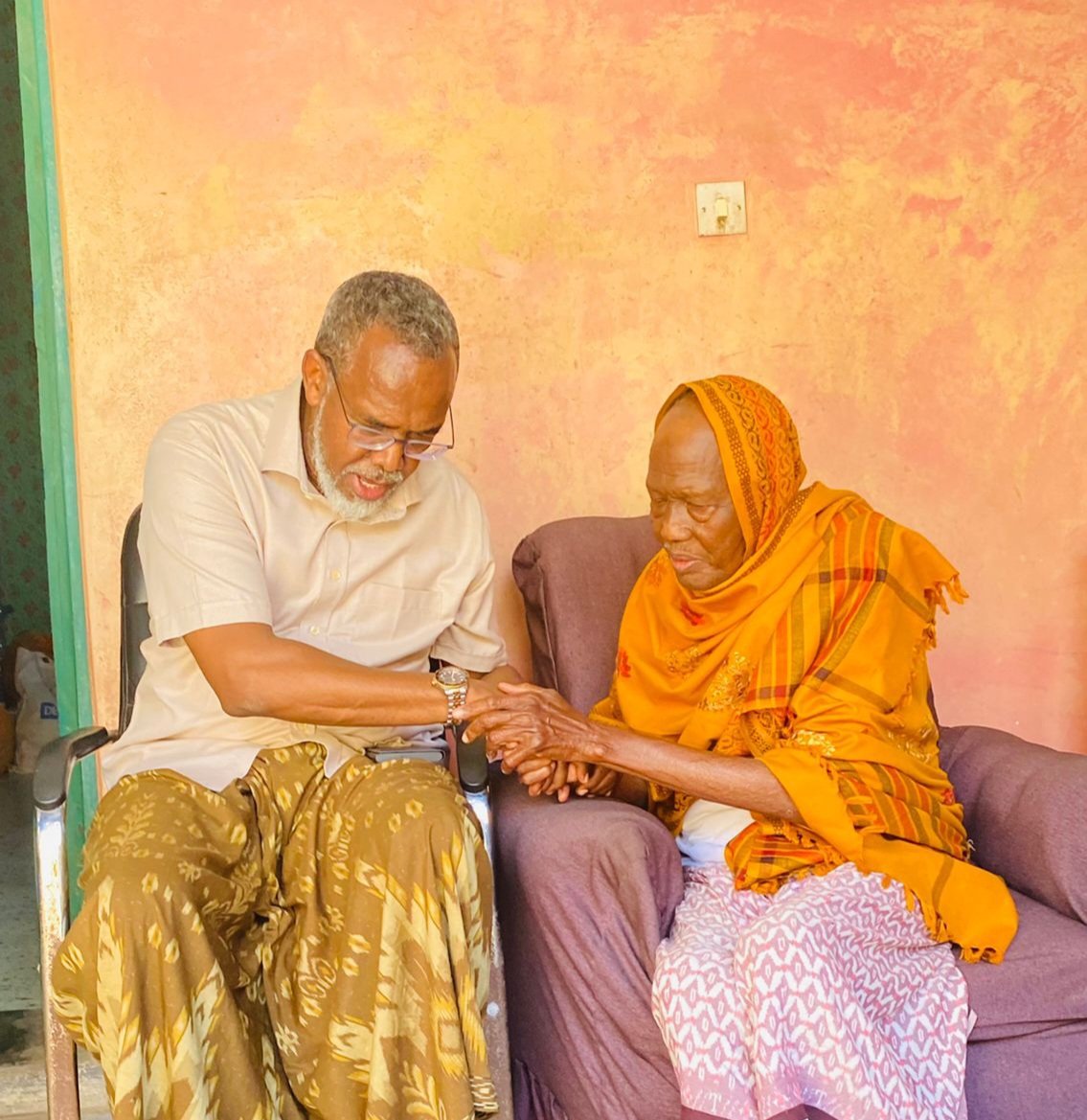 AmbAmerico's tweet photo. Sharaf ayay ii ahayd inaan gurigiisa #Warshikh #Hirshabelle #Somalia ku soo booqdo Shikh Qasim Shikh Abdi, Allaha xafido. https://t.co/Tner9YXTBW