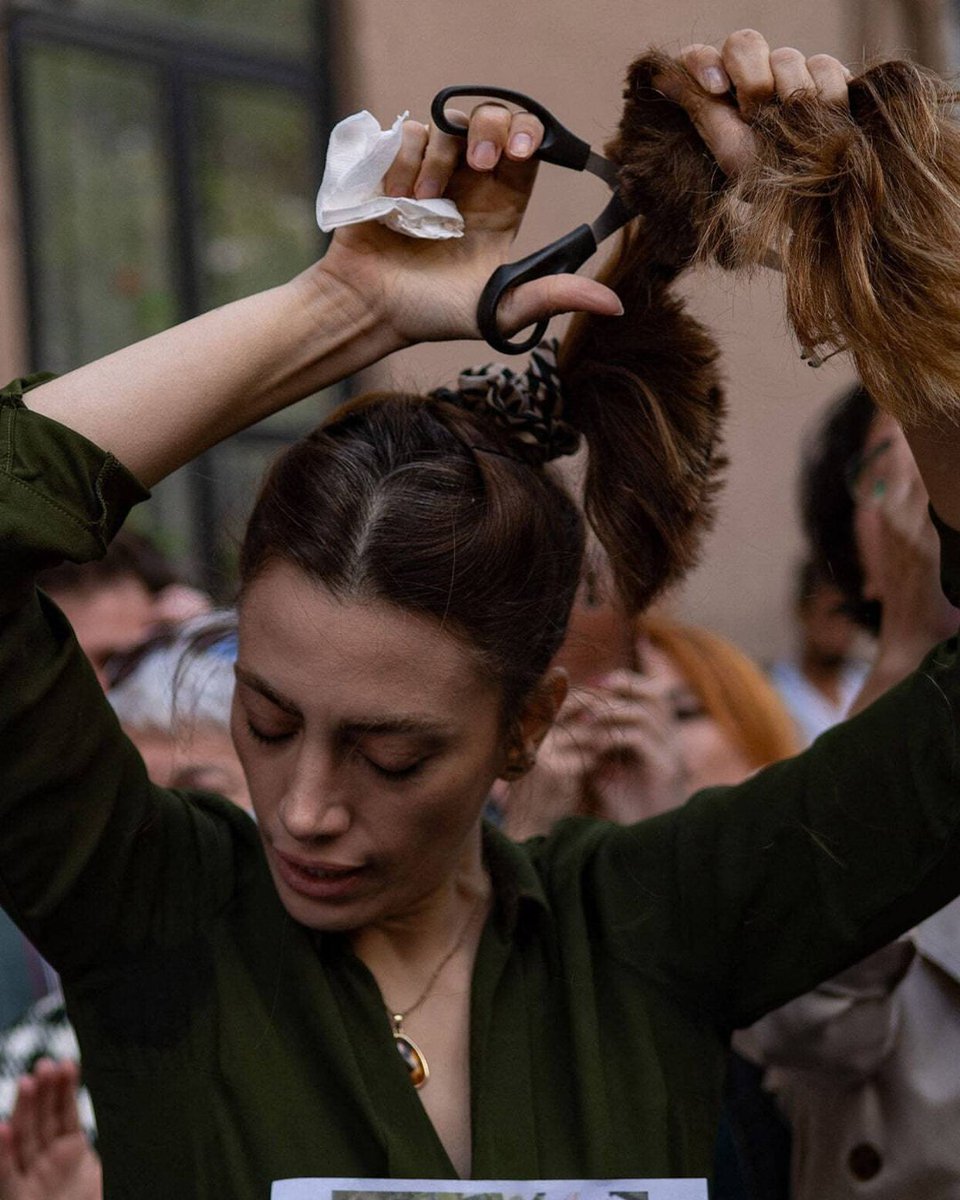 ilafflur's tweet photo. Iranian women are making a statement by cutting their hair and burning their hijabs in public to protest the death of #MahsaAmini

Under Iranian law, enforced by these so-called “morality police”, women must cover their hair and neck with a #hijab.

📸: Yasin Akgul/@GettyImages https://t.co/obi3tUffo8