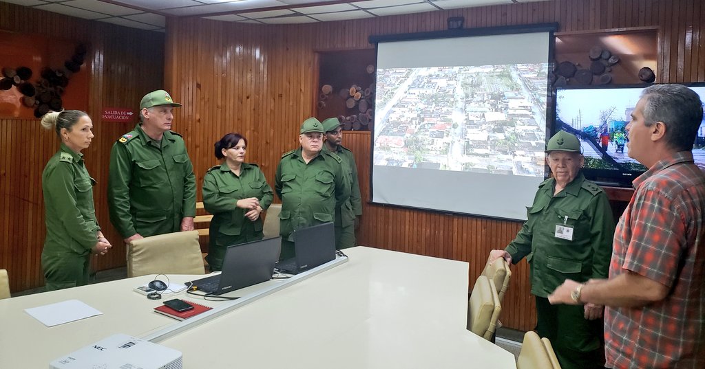 Carlos_GRguez's tweet photo. El presidente de #Cuba🇨🇺, @DiazCanelB, llegó nuevamente a Pinar del Río para chequear las acciones de recuperación en ese territorio, el más afectado por el huracán.
#FuerzaPinarDelRio 
#FuerzaCuba https://t.co/pbcNWwUMfK