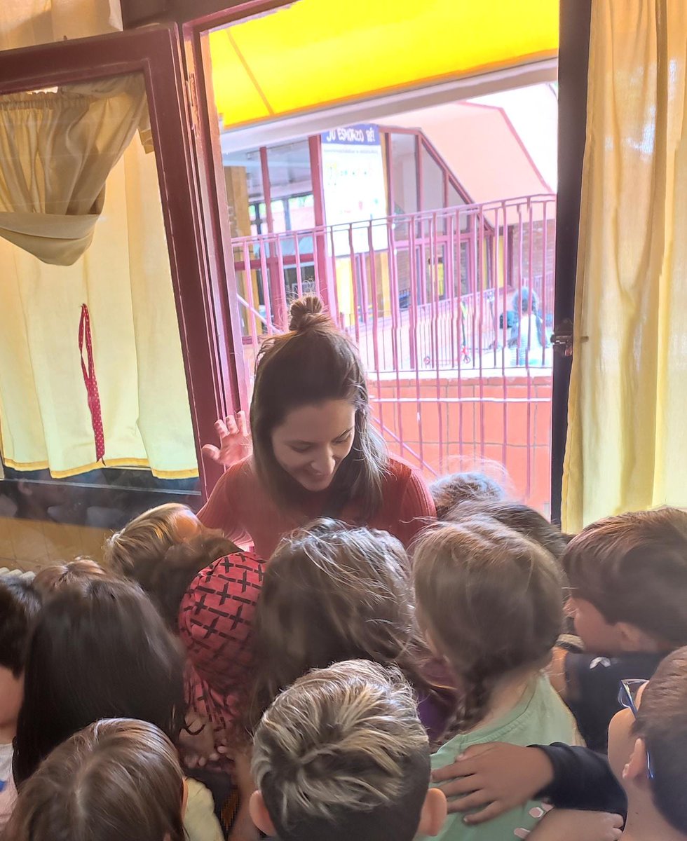grasisoler's tweet photo. Avui els dofins 2n 🐬 hem rebut una visita sorpresa súper especial, l'Alba, la nostra mestra de 1r 👩🏻‍🏫 ha vingut a veure'ns. Ens ha fet moltíssima il.lusió! 🥰 #retrobaments #vincles https://t.co/NlTyqeyoqJ