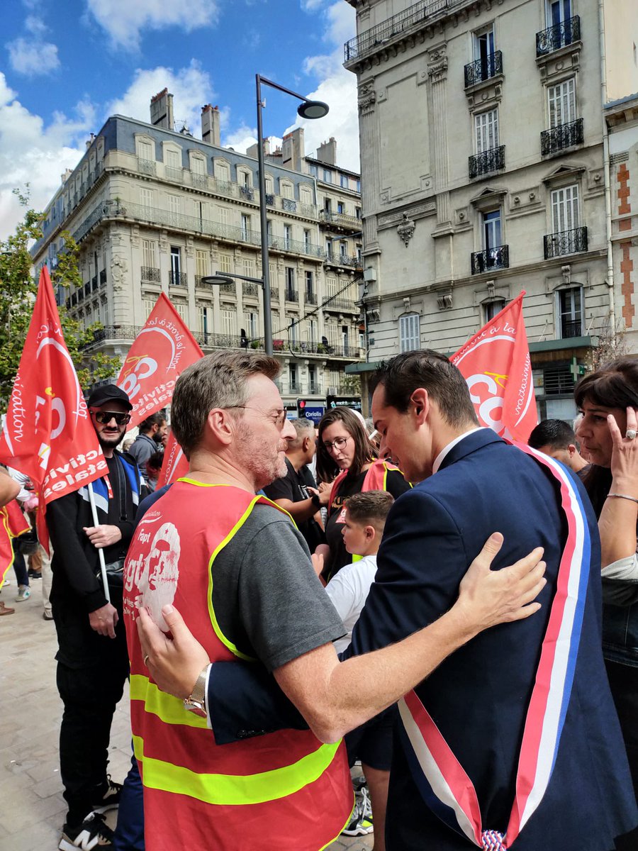 JeremyBacchi's tweet photo. Les agents de #LaPoste sont des maillons essentiels à la cohésion de nos quartiers et de nos territoires. A leurs difficiles conditions de travail et au manque de moyens, la direction régionale surajoute une inadmissible entrave à leur liberté syndicale. J’étais ce jour avec eux https://t.co/CNHcde6cPQ