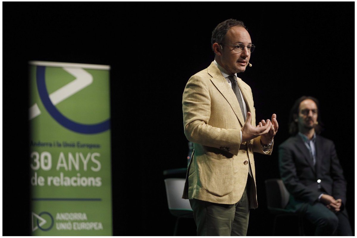 Continuen les reunions de poble a La Massana. El cap de Govern, <a href="/XavierEspot/">Xavier Espot Zamora</a>, i el secretari d'Estat d'Afers Europeus, <a href="/LandryRiba/">landry riba</a>, expliquen el desenvolupament de les negociacions per a l'Acord d'associació amb la UE #AndorraUE <a href="/comudelamassana/">Comú de la Massana</a>