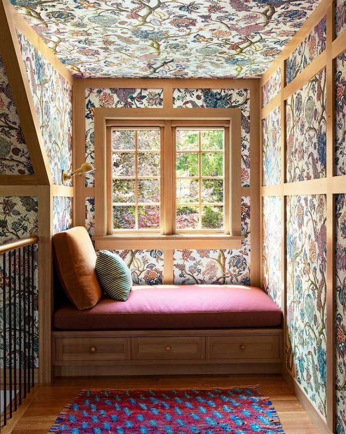This cozy attic corner by @reathdesign seen in the October issue of @elledecor makes us want to curl up with a book and a cup of tea...
📷: @laurejoliet
.
.
.
.
.
#atticcorner #readingcorner #prettyspace #floral #wallpaper #wallpaperwednesday #readingnook #windowseat #cozycorne