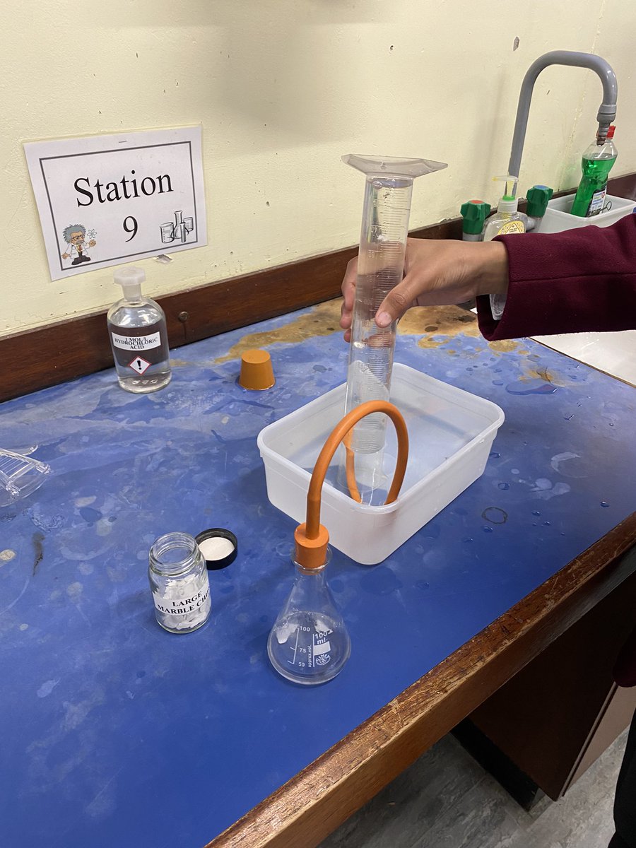SNHSChemistry's tweet photo. Mrs Millar’s class carrying out displacement of water by collecting carbon dioxide gas 👏🏼 great technique here! @stninianscience https://t.co/7wGpR9BiKE