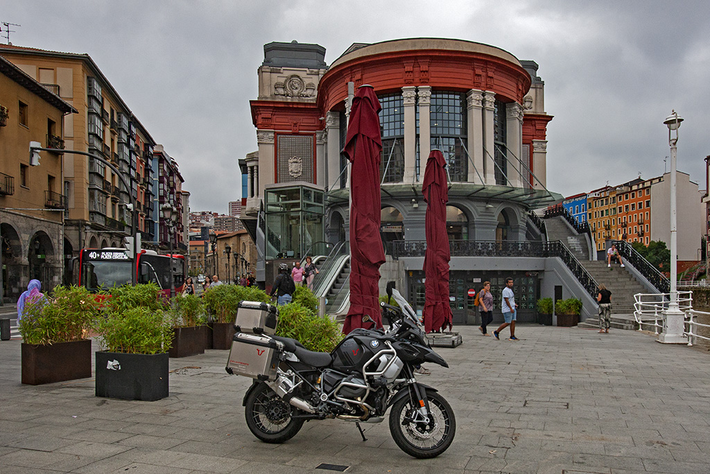 arteviajarmoto's tweet photo. #THEBASQUEROUTE
#AVMSpain-#ELARTEDEVIAJARENMOTO EN EUSKADI
El Mercado de la Ribera fue inaugurado en 1929 y en 1990 obtuvo el Récord Guinness por ser el Mercado Municipal de Abastos más completo y el mayor mercado cubierto de toda Europa 
@visiteuskadi @visitbiscay @bilbaoturismo https://t.co/e3hSb1Mkn2