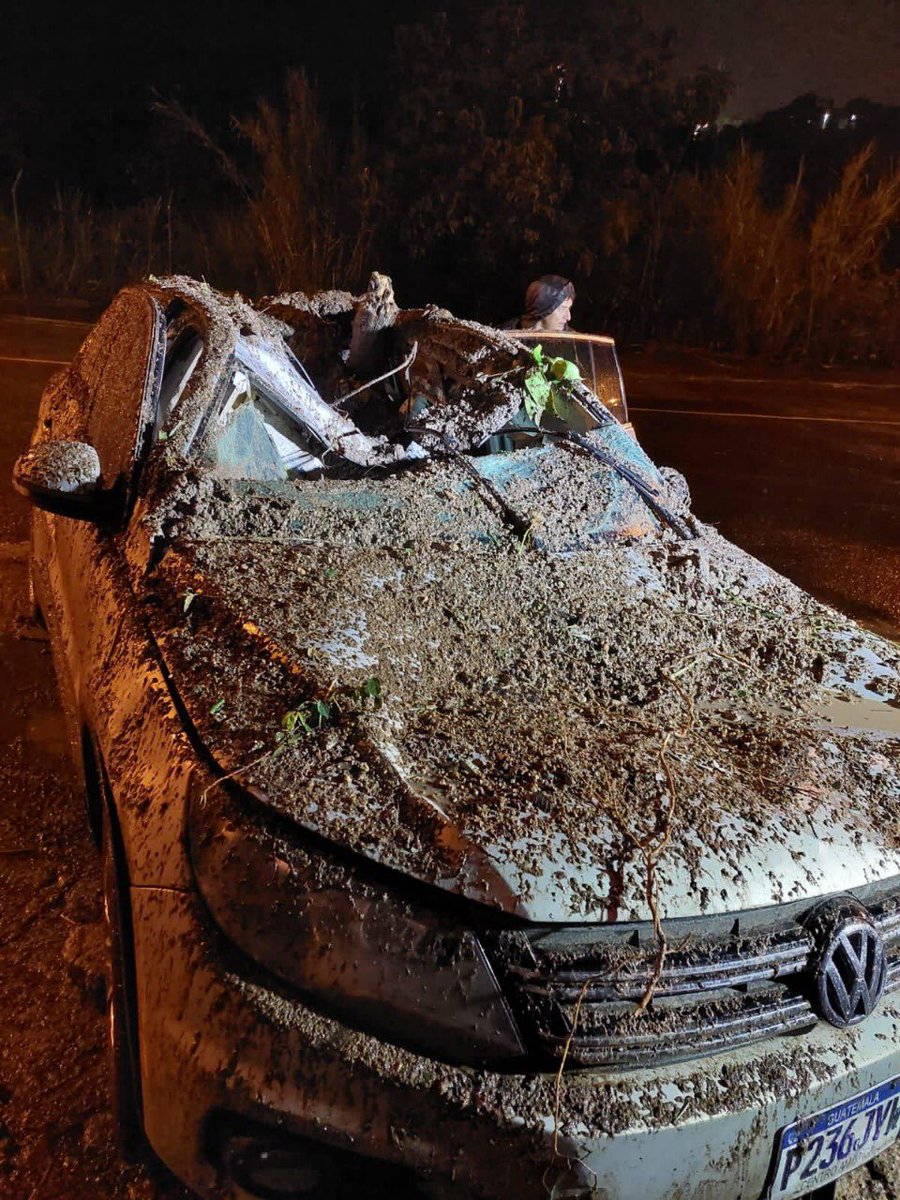 alejandrov70's tweet photo. ‼️Por favor compartir‼️
A ella le cayó la roca anoche en Calzada La Paz, Zona 6

@vichoguate @susanamorazan @Ronald_MacKay @CoronaVirusGT @VENENO_CRUZ @neviprod @AztecaGuate @BVoluntariosGT @muniguate @SoyPilarNunez @CBMDEPTAL @el_Periodico @prensa_libre @soy_502 @EmisorasUnidas https://t.co/mbYBZrl3Z8