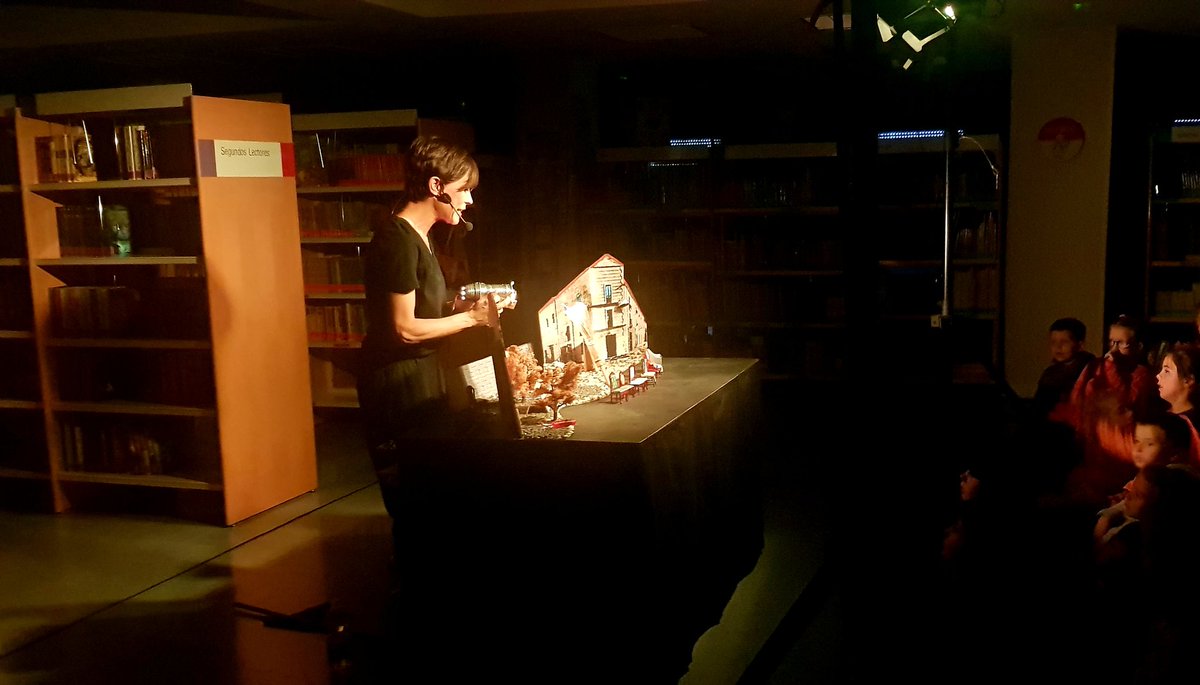 MercedesMelen's tweet photo. Erase una vez un viejo teatro. El técnico de luces, Pepe Bombilla antes era sereno... y solo es uno de los personajes que poblaban el Bretón de Salamanca, que la compañía @katuaygalea nos recuerda en esta preciosa historia...
#biblioescena #teatroenlabiblioteca https://t.co/E7WrEHNBPN