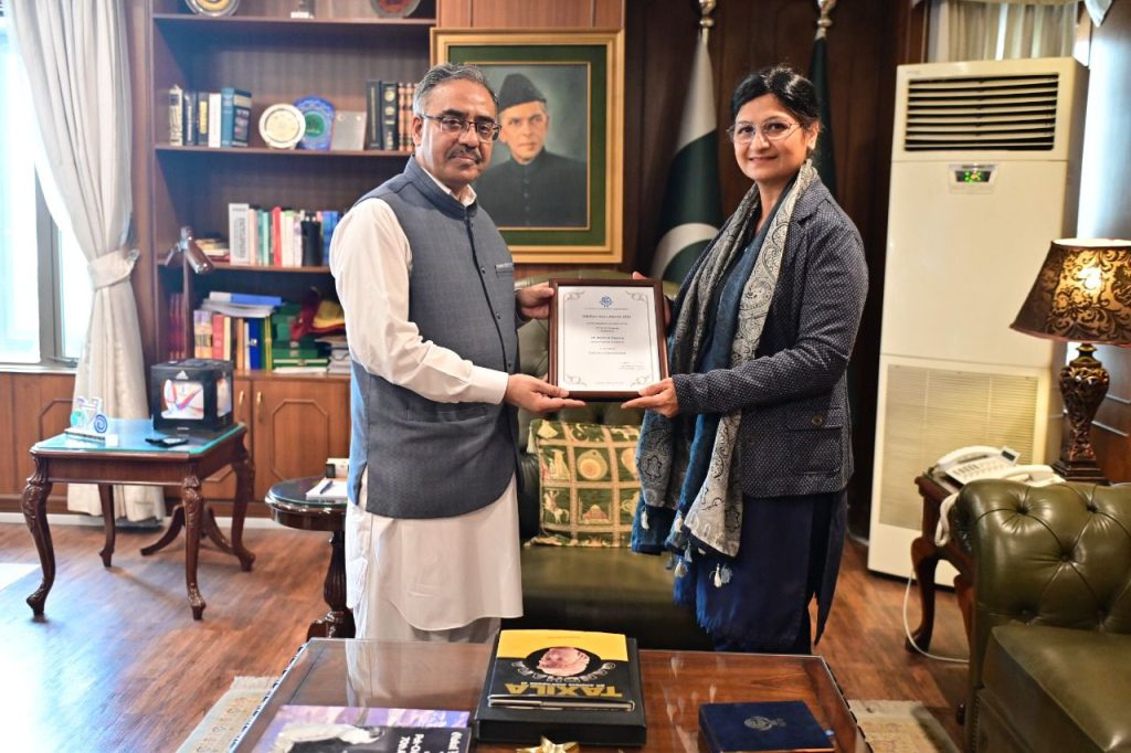 Asian_Telegraph's tweet photo. Foreign Secretary Presents ECO Award to Prof. Dr. Robina Farooq, Vice Chancellor, Govt College for Women University, Faisalabad https://t.co/fZghcJO11C