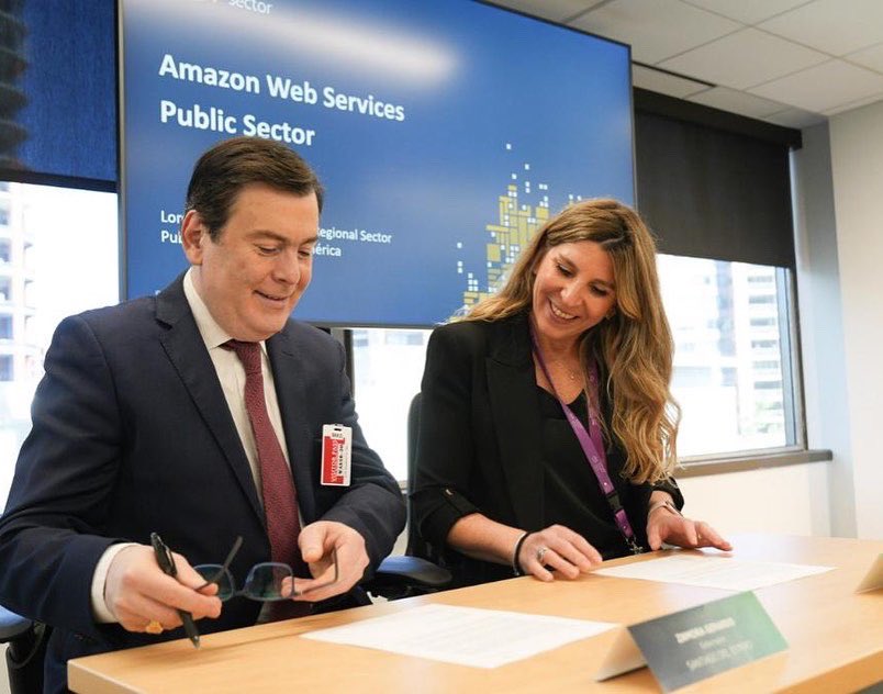 GZamoraSDE's tweet photo. #NorteGrande En Amazon Web Services mantuvimos una Jornada de trabajo sobre “Digitalización de gobierno provinciales” y “Generación de talentos y respuesta a desastres”y firma de convenio de colaboracion, con Lorena Zicker: Manager del Sector Público Mundial y Jeff Fridman. https://t.co/bW5Jek51rA