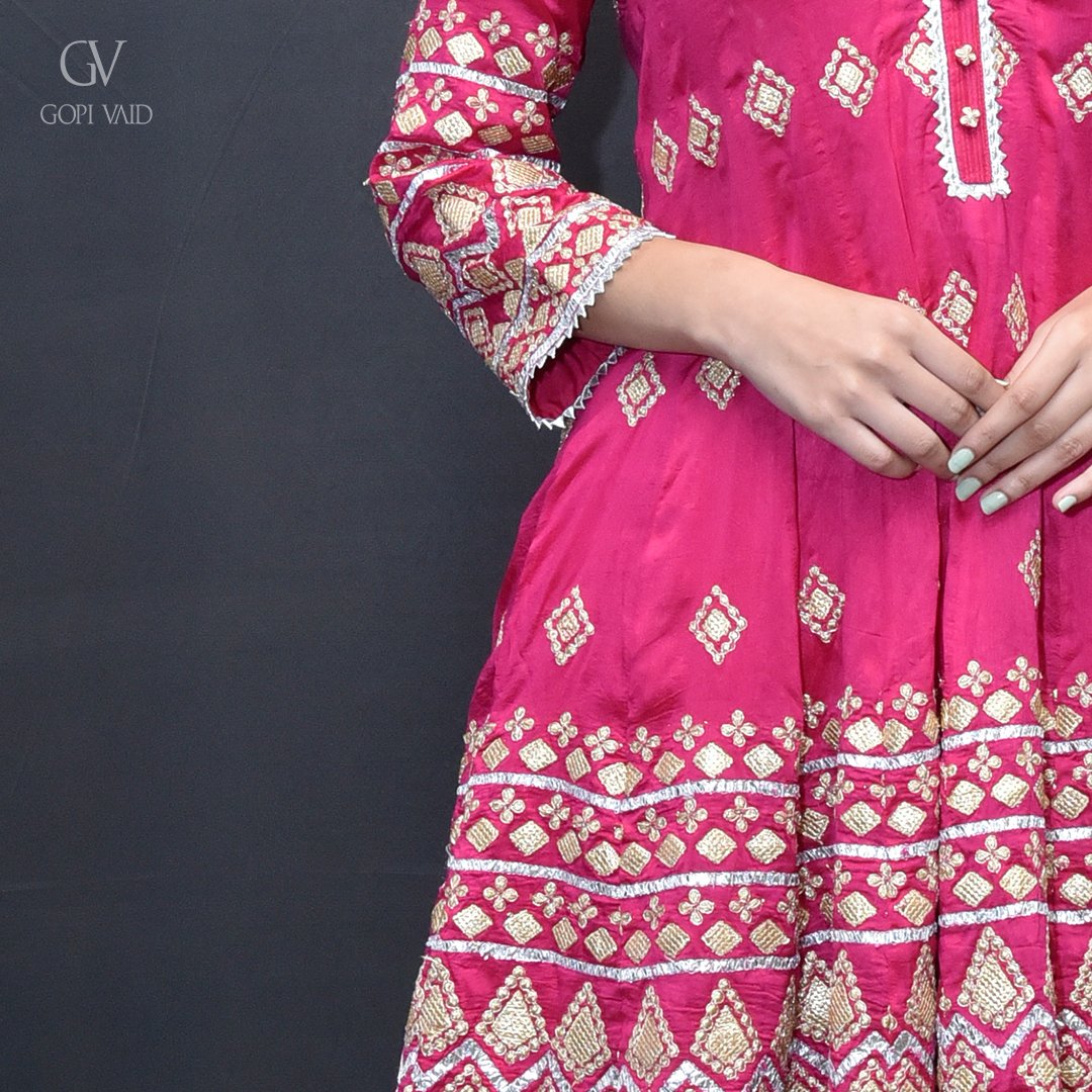TimesFashionWk's tweet photo. #GopiVaid ’s new festive collection- Qila, gives an ode to India’s amazing forts and their architectural beauty, captured with beautiful geometric motifs and designs.
#BombayTimesFashionWeek #TimesFashionWeek #BTFW22 #DPGC #darwinplatformgroupofcompanies #darwingroup #darwinpgc https://t.co/lcGShw6Zk3