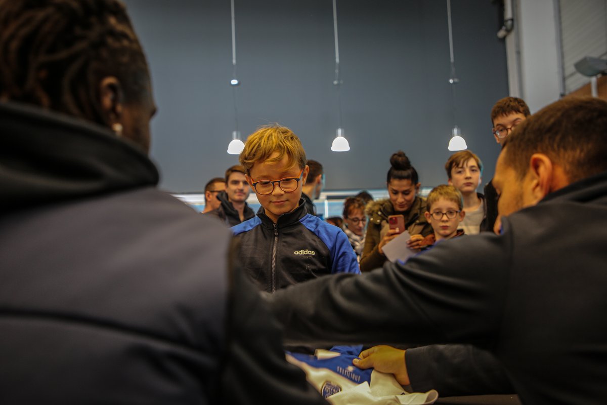 estac_officiel's tweet photo. 𝗥𝗲𝘁𝗼𝘂𝗿 en images sur la séance dédicace de cet après-midi. Un joli moment d’échange et de partage entre joueurs et supporters avant le derby ! 📸🥰

#TeamESTAC 🔵⚪️ https://t.co/CaVX6jzdro