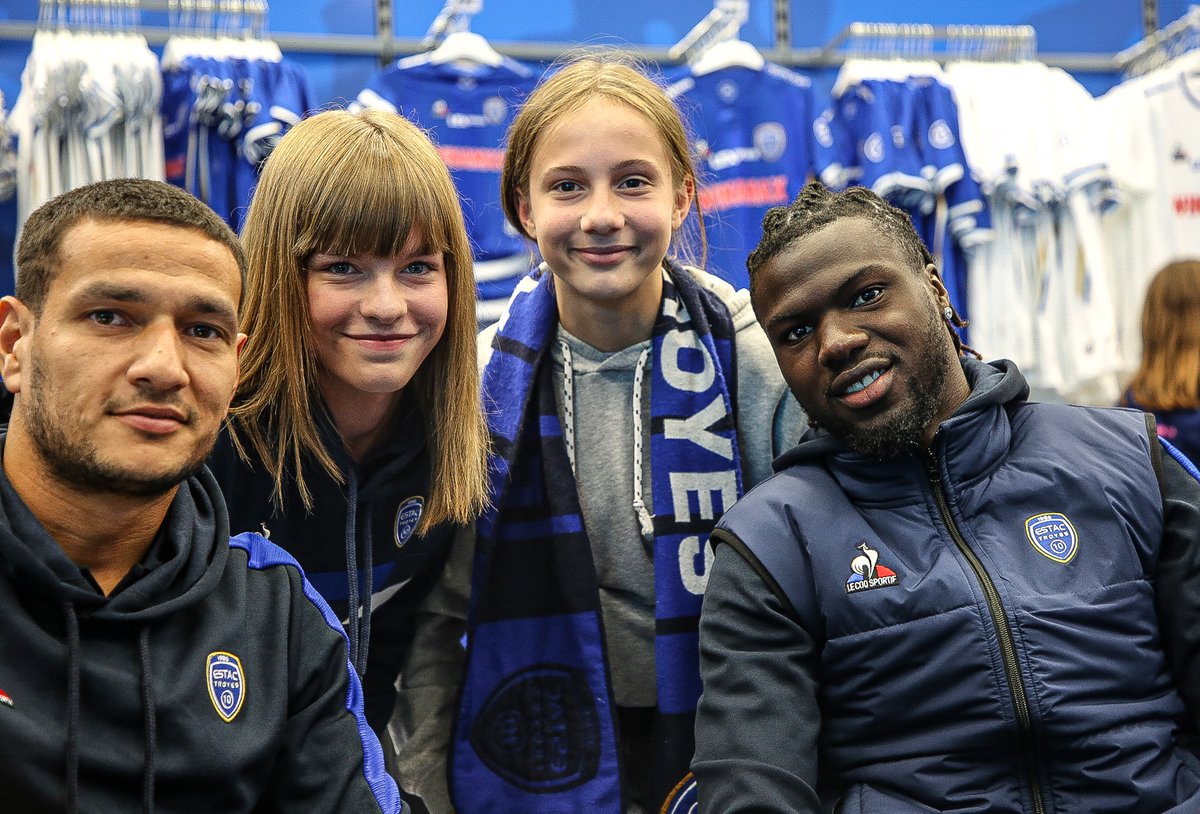 estac_officiel's tweet photo. 𝗥𝗲𝘁𝗼𝘂𝗿 en images sur la séance dédicace de cet après-midi. Un joli moment d’échange et de partage entre joueurs et supporters avant le derby ! 📸🥰

#TeamESTAC 🔵⚪️ https://t.co/CaVX6jzdro
