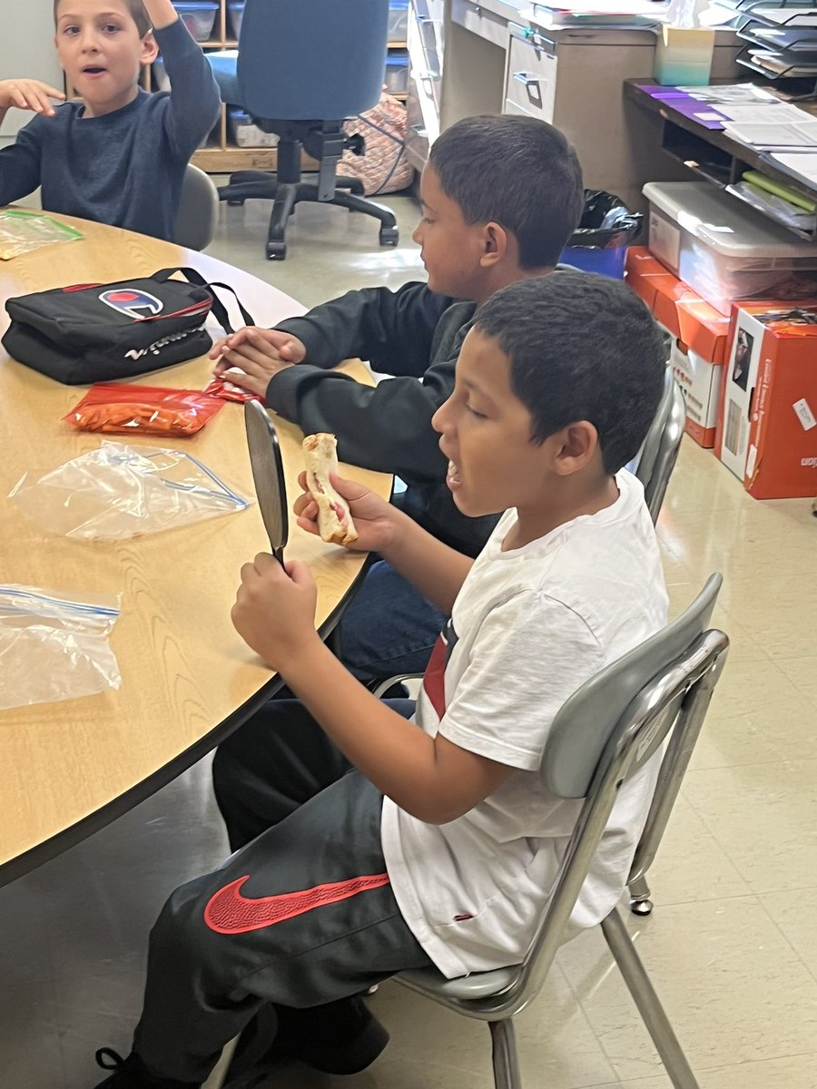 DavidJHuber's tweet photo. I love what our school continues to become. Since we transitioned to #soundwalls our kids are realizing that their 👄 look different to make different sounds. Great work @MrsPro_3 #sssct #scienceofreading @AlissaKeane5 https://t.co/MCjUFIhAyW