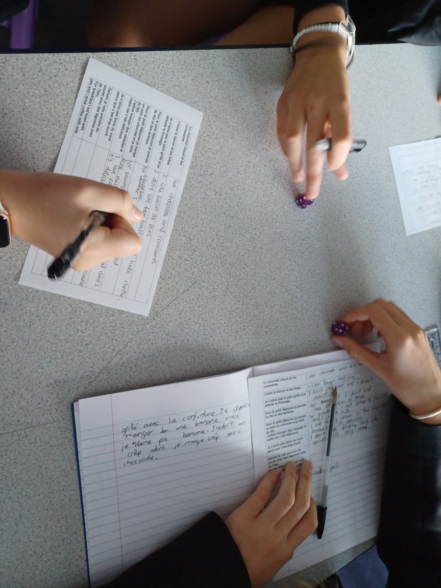 ChepstowSpanish's tweet photo. Un boli y un dado @chepstowschool hoy! #engagement #rolemodel #languagesmatter @EAS_IntLanguage Well done Y8 for your enthusiasm! https://t.co/ijviGCRqN4