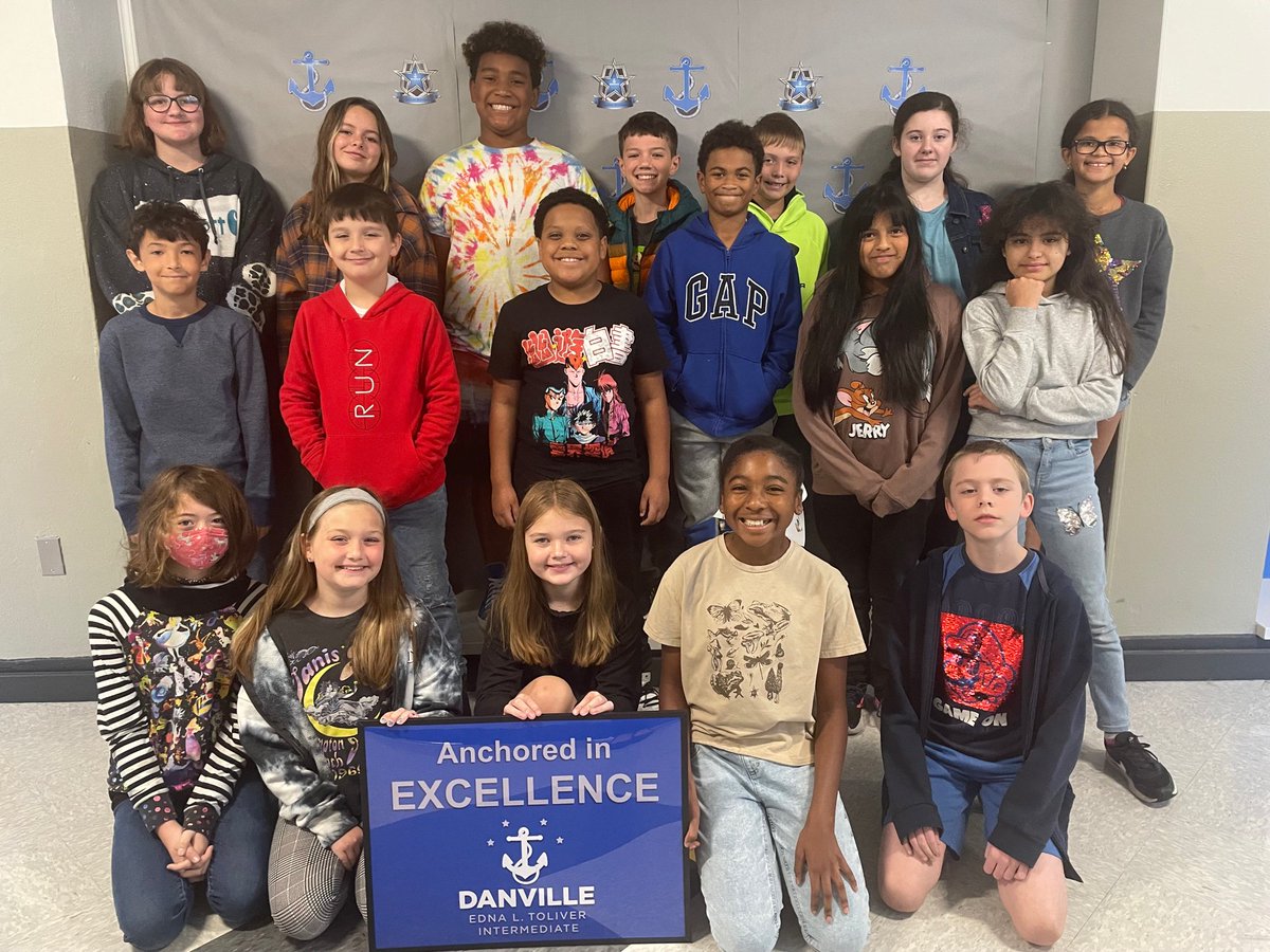EdnaLToliver's tweet photo. These 5th Grade students all met their goal on the unit one math test! Way to go! https://t.co/3Dra5Hb6X3