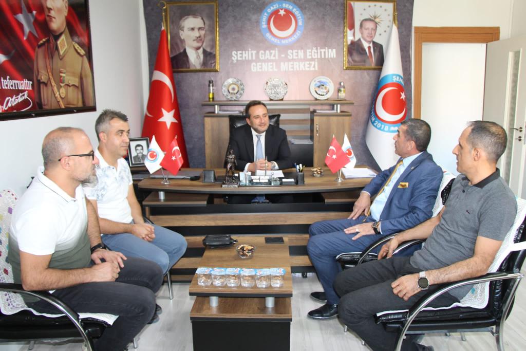 GaziElazig's tweet photo. AK Parti Elâzığ milletvekili Sayın @zulfutolgagar ve yönetim kurulu üyeleri sendikamızı ziyaret ettiler. Nazik ziyaretleri için kendilerine teşekkür ederiz.
@zulfutolgagar 
@tayyip_dalgin https://t.co/elg47jcMyc