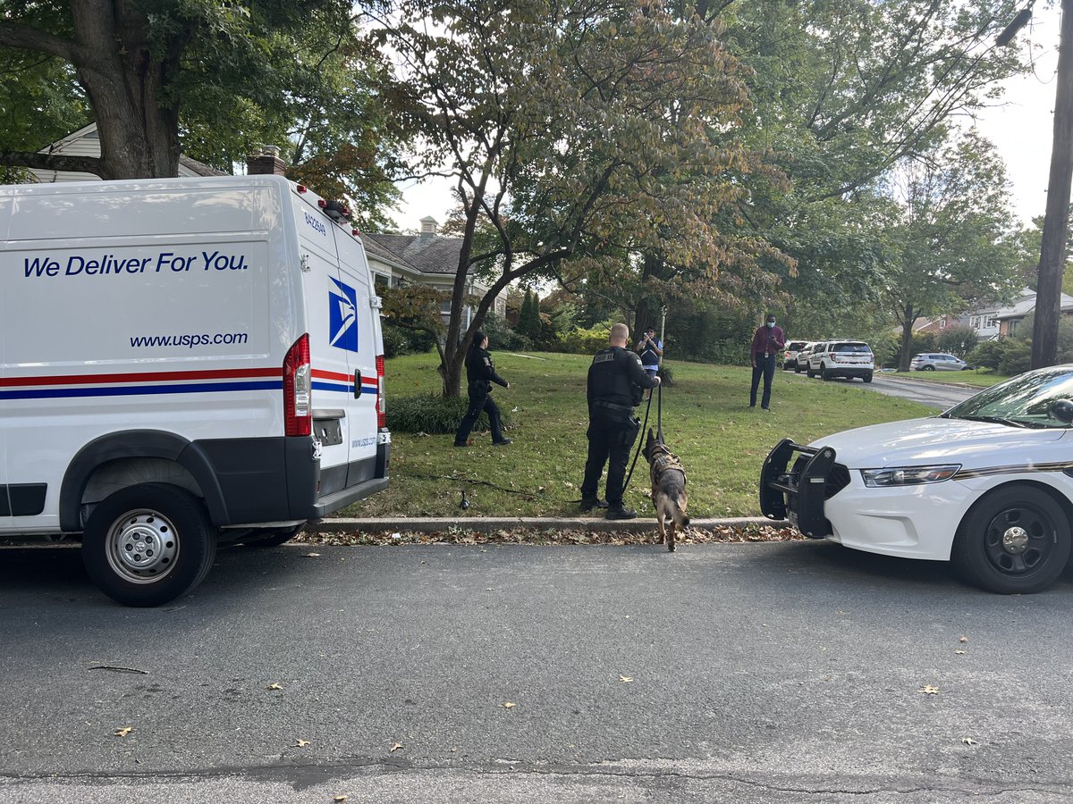 KevinLewisNomad's tweet photo. BREAKING: A USPS letter carrier was robbed at gunpoint around 1:20p today in Kensington, Md. near the corner of Saul Road and Hillridge Drive.

The female letter carrier is currently crying as she tells officers what happened to her.

This is very close to the DC Mormon Temple. https://t.co/eLqTITEz8F