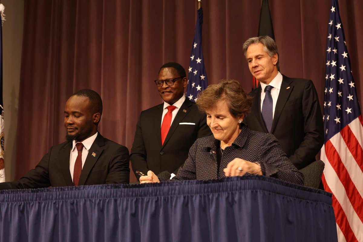 MCCgov's tweet photo. Today, @SecBlinken &amp; the President of Malawi @LazarusChakwera signed the Malawi Transport &amp; Land Compact, a $350M infrastructure grant that will upgrade more than 300 km of roads to connect farmers to markets and strengthen land administration.
Learn more:
https://t.co/vxIrMLgrqT https://t.co/T2REZcZLo4