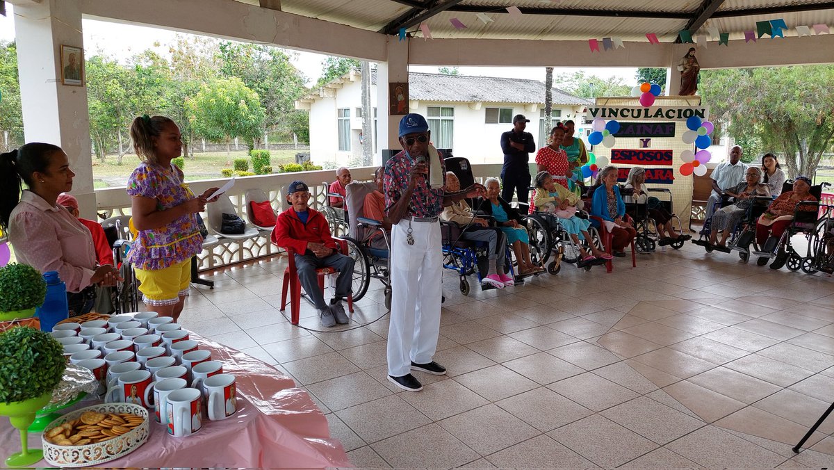 LuciaSosaR's tweet photo. Mi gratitud y afecto a nuestros adultos mayores 👴👵 hoy que celebramos su día.
A través del #CAINAF dimos un merecido homenaje a nuestros abuelitos del centro de cuidado Esposos Bishara.
#FelizDíaDelAfultoMayor
#EsmeraldasMiCorazón
#HacerParaCrecer 💓 https://t.co/24FzrkbjlD