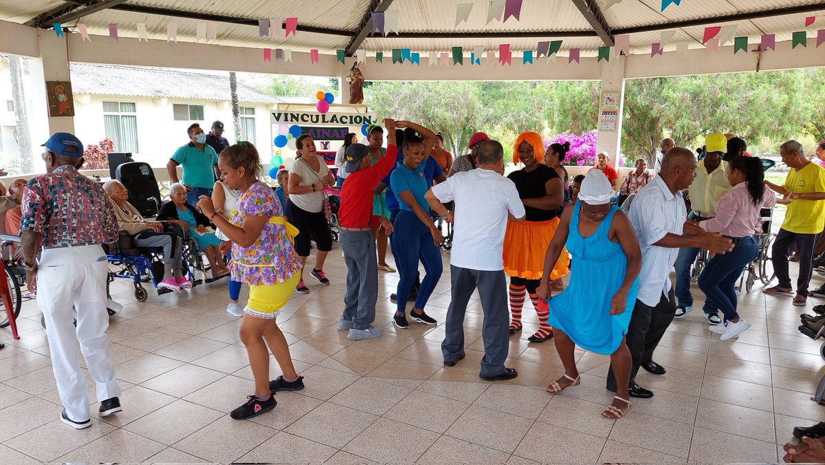 LuciaSosaR's tweet photo. Mi gratitud y afecto a nuestros adultos mayores 👴👵 hoy que celebramos su día.
A través del #CAINAF dimos un merecido homenaje a nuestros abuelitos del centro de cuidado Esposos Bishara.
#FelizDíaDelAfultoMayor
#EsmeraldasMiCorazón
#HacerParaCrecer 💓 https://t.co/24FzrkbjlD
