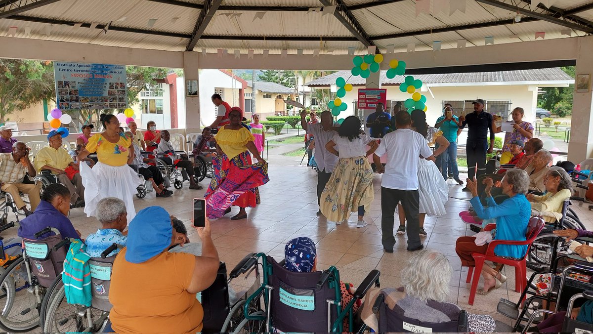LuciaSosaR's tweet photo. Mi gratitud y afecto a nuestros adultos mayores 👴👵 hoy que celebramos su día.
A través del #CAINAF dimos un merecido homenaje a nuestros abuelitos del centro de cuidado Esposos Bishara.
#FelizDíaDelAfultoMayor
#EsmeraldasMiCorazón
#HacerParaCrecer 💓 https://t.co/24FzrkbjlD