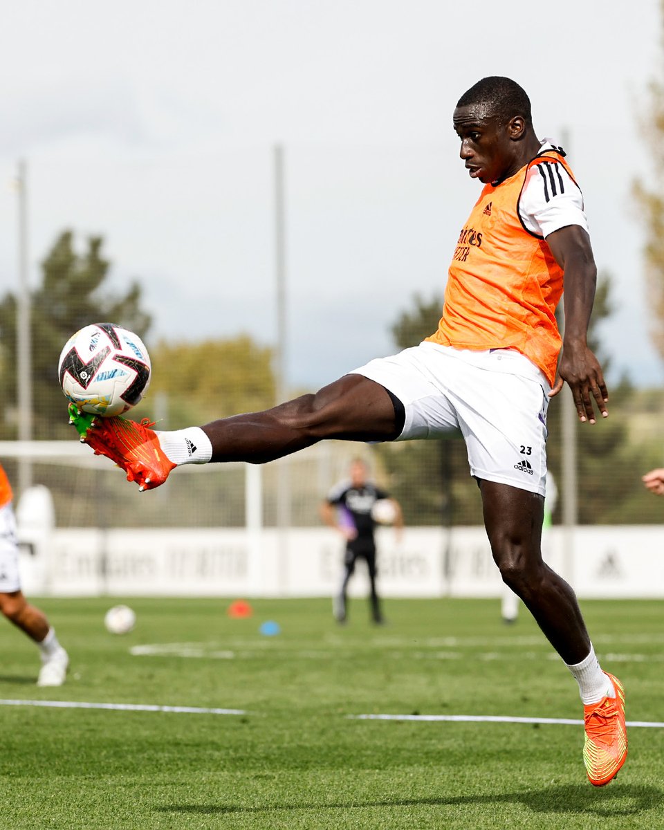 realmadrid's tweet photo. 👌 @ferland_mendy https://t.co/V5tVq4UfFH