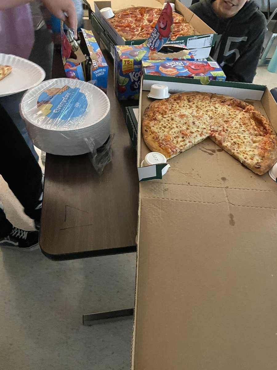 KelleyRFox's tweet photo. Love being able to reward kids for good grades and behavior. #bestkids #pizzaparty @KammererCubs https://t.co/4T31qJbDpd