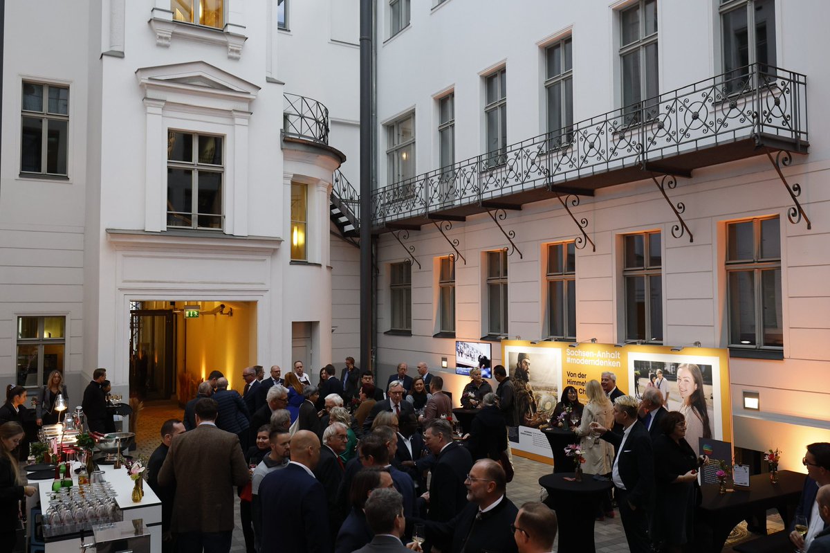 Sachsen-Anhalt (@sachsenanhalt) on Twitter photo Der #SachsenAnhalt-Abend in der Landesvertretung Berlin steht ganz im Zeichen von #moderndenken - von der Himmelsscheibe zum Chip. MP <a href="/reinerhaseloff/">Dr. Reiner Haseloff</a> würdigt bei diesen Gelegenheit den scheidenden Staatssekretär <a href="/MSchneiderEPP/">Michael Schneider</a>. Er sei ein Beleg für die gelebte deutsche Einheit. Der #SachsenAnhalt-Abend in der Landesvertretung Berlin steht ganz im Zeichen von #moderndenken - von der Himmelsscheibe zum Chip. MP <a href="/reinerhaseloff/">Dr. Reiner Haseloff</a> würdigt bei diesen Gelegenheit den scheidenden Staatssekretär <a href="/MSchneiderEPP/">Michael Schneider</a>. Er sei ein Beleg für die gelebte deutsche Einheit.