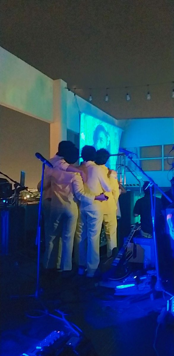 Ustedes no lo saben pero el 25 de este mes se cumplió un año del concierto donde <a href="/invasoresgye/">Invasores 🛸🛰</a> mostraron el video oficial de querer perder 
Tan lindos 😍✨✨