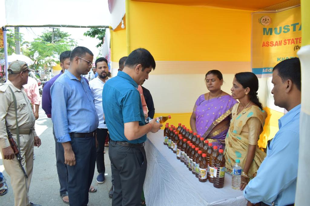 DarrangDc's tweet photo. Asomi Xarodi Mela 2022 under the aegis of Darrang Zilla Parishad and ASRLM was inaugurated today by DC Darrang. Members from 39 SHGs will be displaying their handmade crafts, apparel and food items for sale in the 3 day-long event.
#Asomi #SHGsofASRLM https://t.co/boNgyr7Ykq