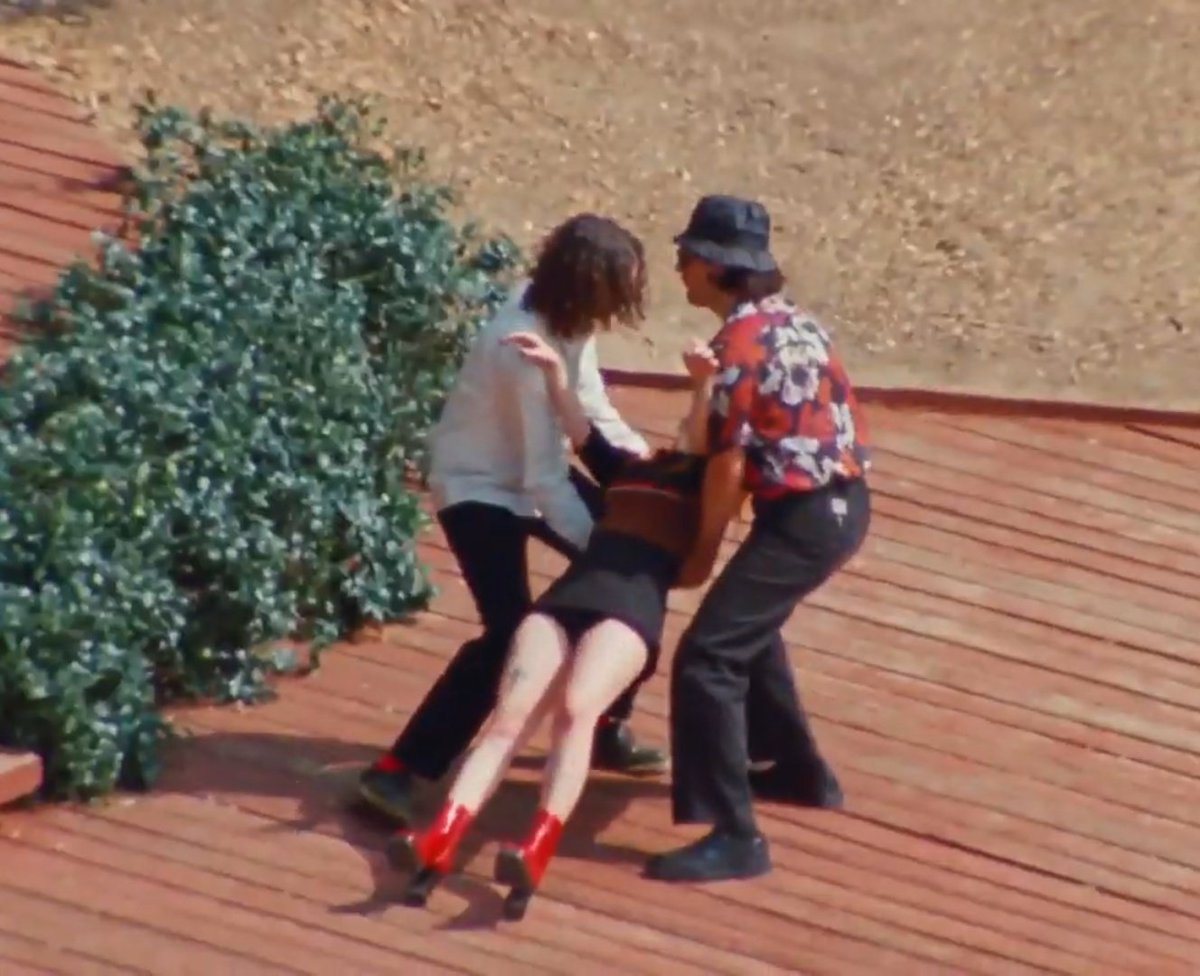 CookiinaMoors's tweet photo. Taylor al borde del abismo
Zac sin hallarse en su casa
Hayley volviéndose loca y dejándose ir, pero ellos siempre la cuidan de no caer.
Todo mientras la cámara está frente a ellos, son observados, no comprendidos.
Eso entendí yo y amo esto.🖤🔥
#Paramore #ThisIsWhy https://t.co/OvDbeger3j