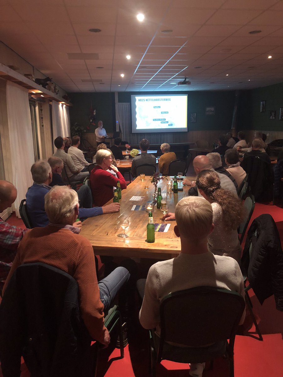 LeeflangHans's tweet image. Vraag: kennen jullie aannemers, die buurtmaken voor ze in een gebied aan de slag gaan?
Gisteren organiseerde @heijmansnl een intrekkersmoal voor de bewoners langs de N825 in de Achterhoek. Een signaal dat zij een verbinding aan gaan voor langere tijd #ProeftuinNettelhorst.