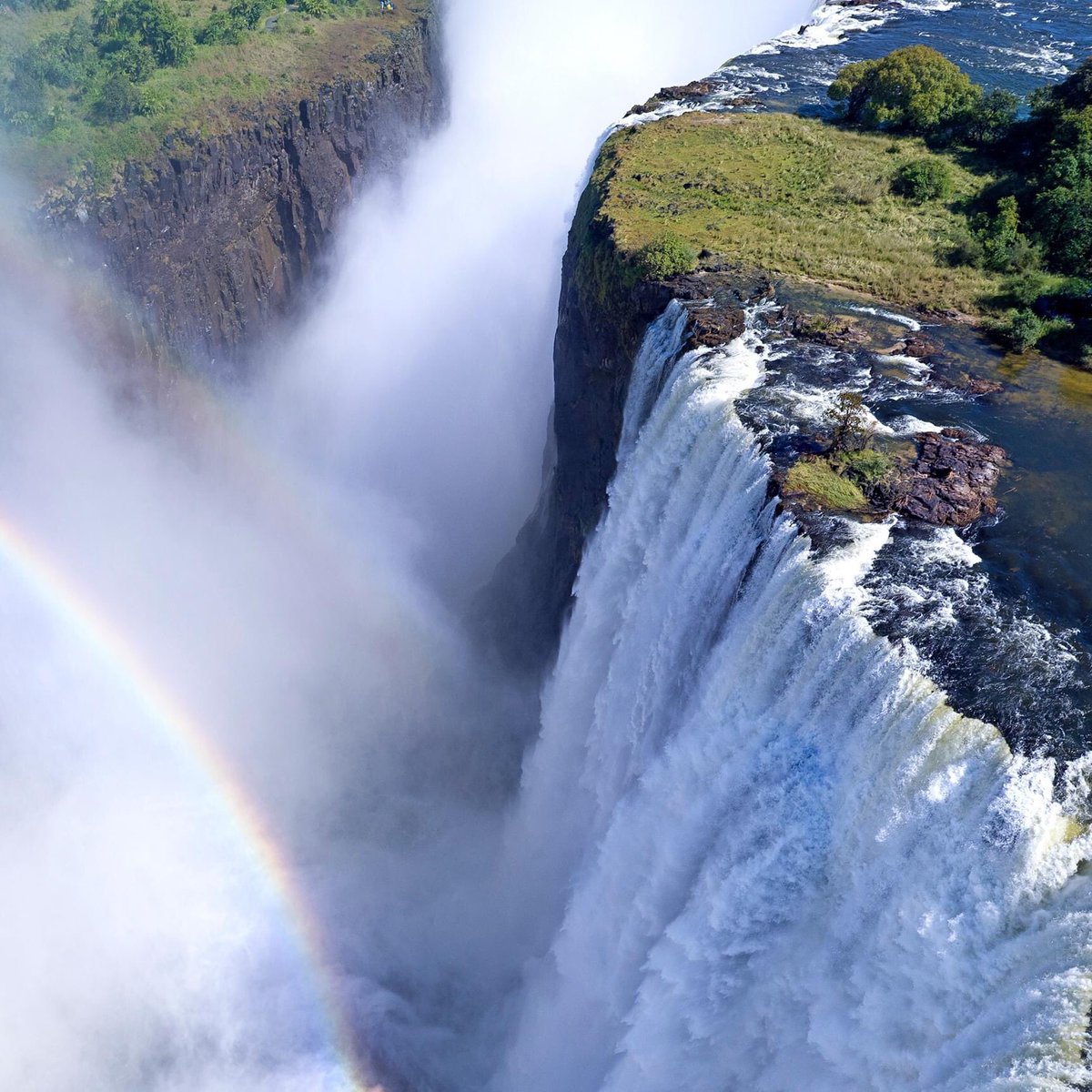 Happy #worldtourismday from one of the most beautiful destinations around the world! #VictoriaFalls💛