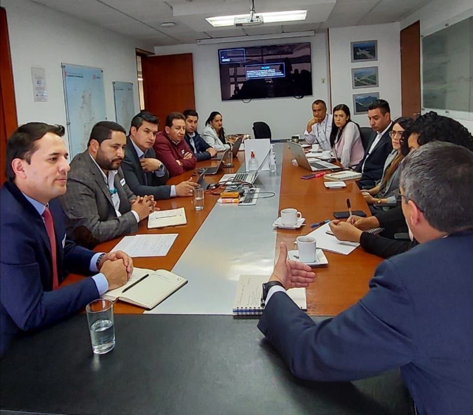 BoyparaVivirla's tweet photo. Por invitación del congresista @ingwilmerc,nos reunimos con el Presidente de la @ANI_Colombia con el fin de tratar inquietudes presentadas sobre  la Glorieta Norte de Tunja, reductores de  velocidad en Green Hills, variantes faltantes sobre la BTS. https://t.co/dbPSPA7Odd