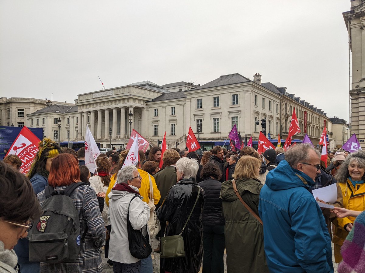 Rassemblement à #Tours en cette journée mondiale pour la défense du droit à l'avortement 
🗣️ Nous demandons que ce droit soit gravé dans la Constitution
#IVG
