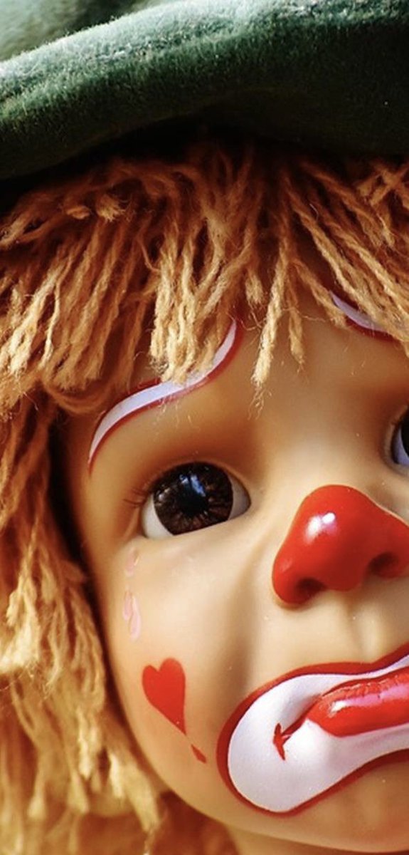 اضحك ودمعي حايرٍ وسط عيني