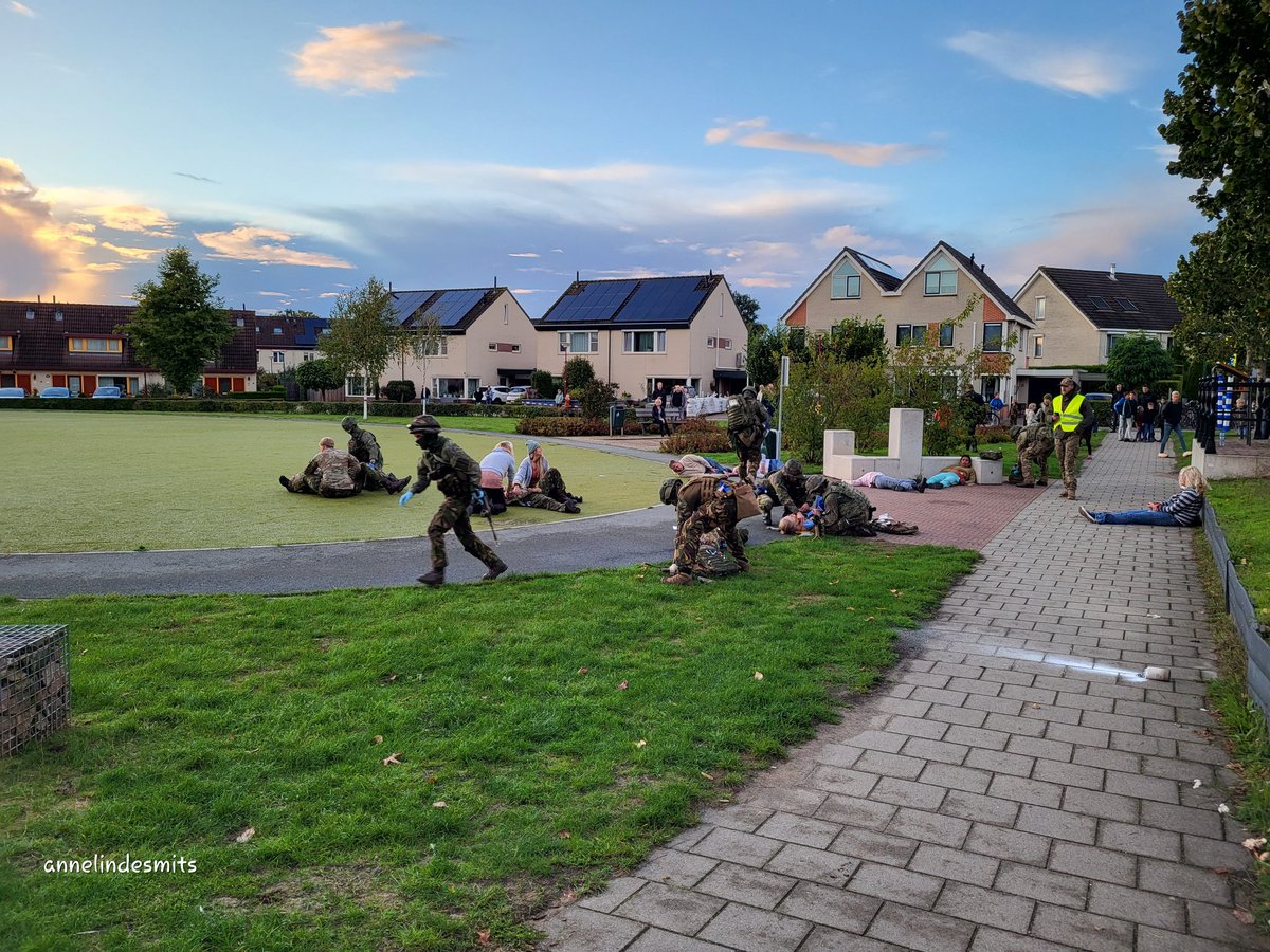 Annelinde_'s tweet photo. Oefening van @Defensie in #Elstut #Elst @Gemeente_Rhenen @DeRijnpost @rtvutrecht @ElstUt 2/2 
Ook bewegend beeld beschikbaar. https://t.co/yRBFxn9nbA