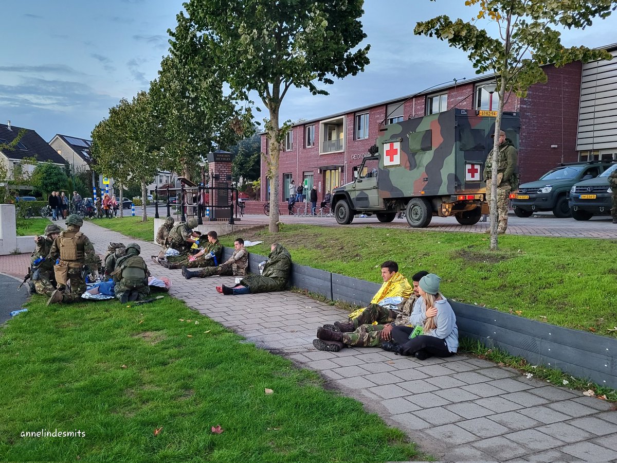 Annelinde_'s tweet photo. Oefening van @Defensie in #Elstut #Elst @Gemeente_Rhenen @DeRijnpost @rtvutrecht @ElstUt 2/2 
Ook bewegend beeld beschikbaar. https://t.co/yRBFxn9nbA