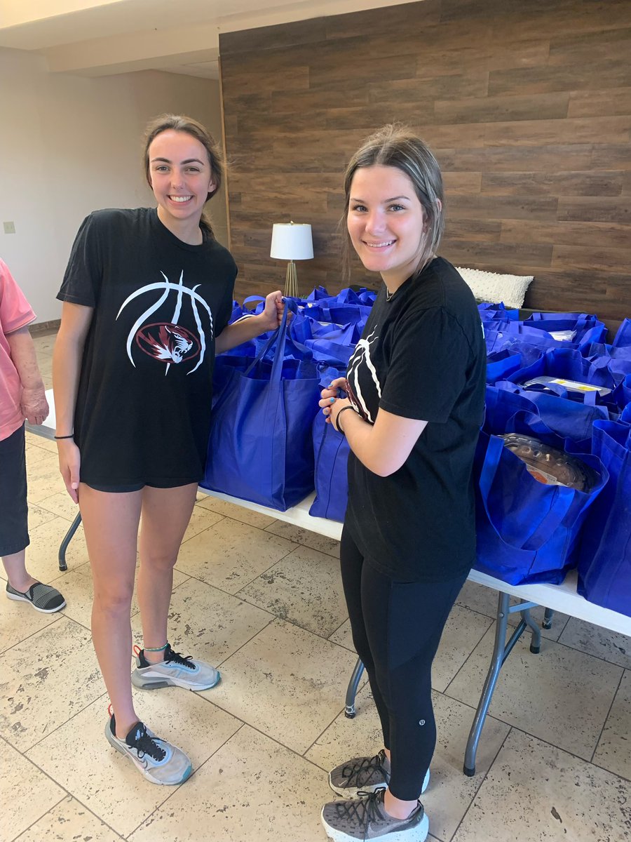 tuttle_gbball's tweet photo. Lady Tigers stepping out @ Snow Hill church to help hand out food to families in need! Proud of you for showing up and serving your community! #family #TigerPride @Tuttle_Ath_Dept https://t.co/J0h8LPrtwH