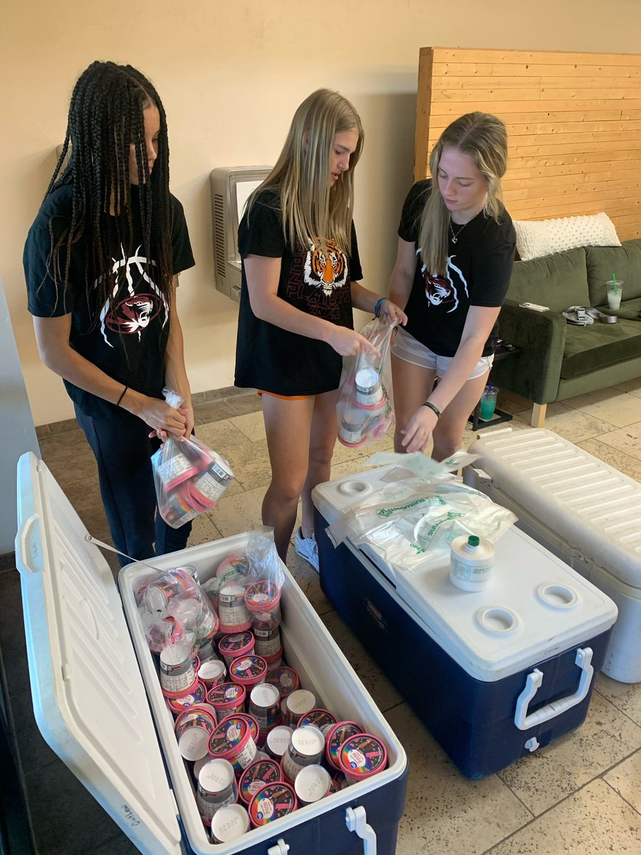 tuttle_gbball's tweet photo. Lady Tigers stepping out @ Snow Hill church to help hand out food to families in need! Proud of you for showing up and serving your community! #family #TigerPride @Tuttle_Ath_Dept https://t.co/J0h8LPrtwH
